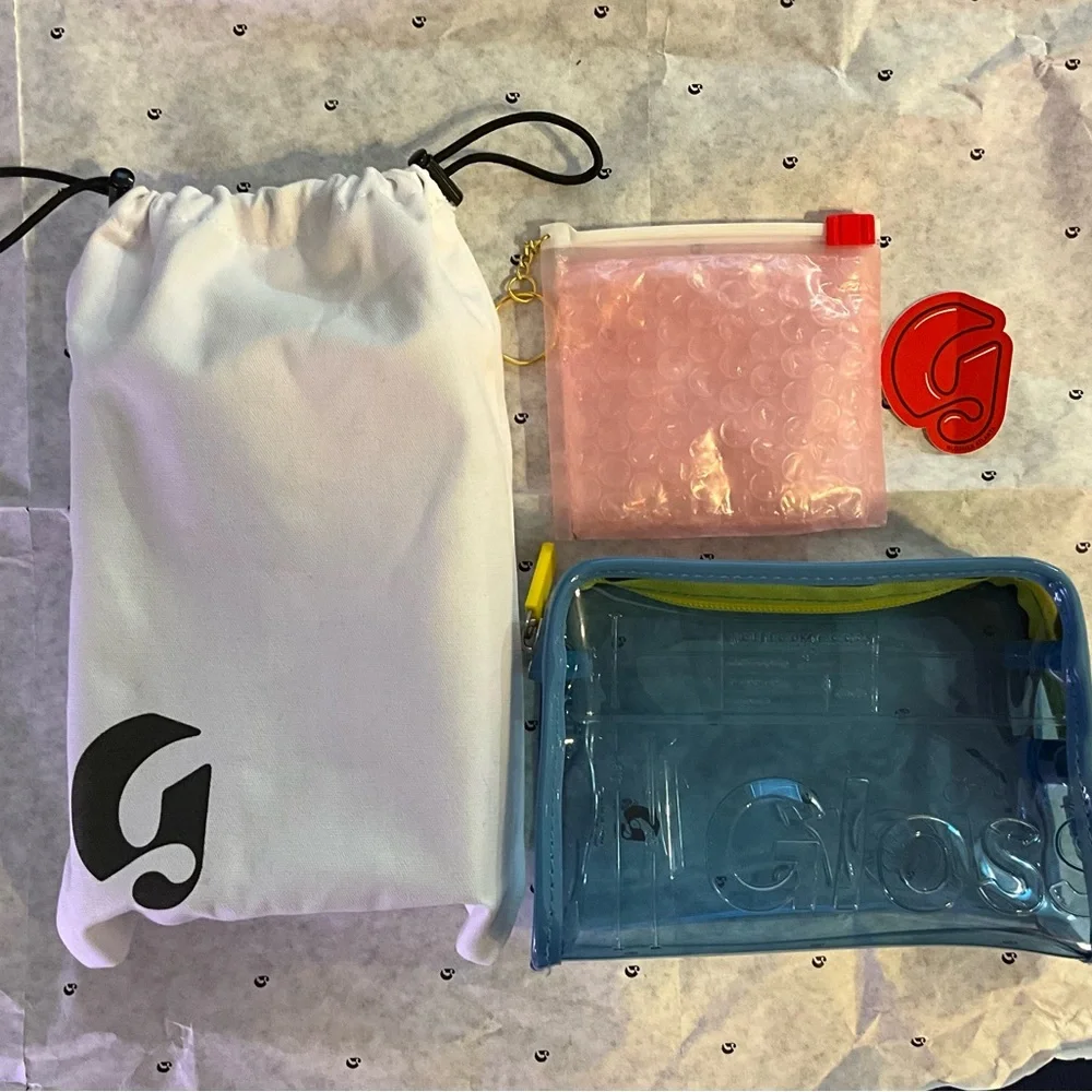 Glossier Mini Beauty Bag - Picture 2 of 2